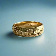 Load image into Gallery viewer, Makana 6mm Ring with Old English &amp; Hibiscus in 14K Yellow Gold in size 11

