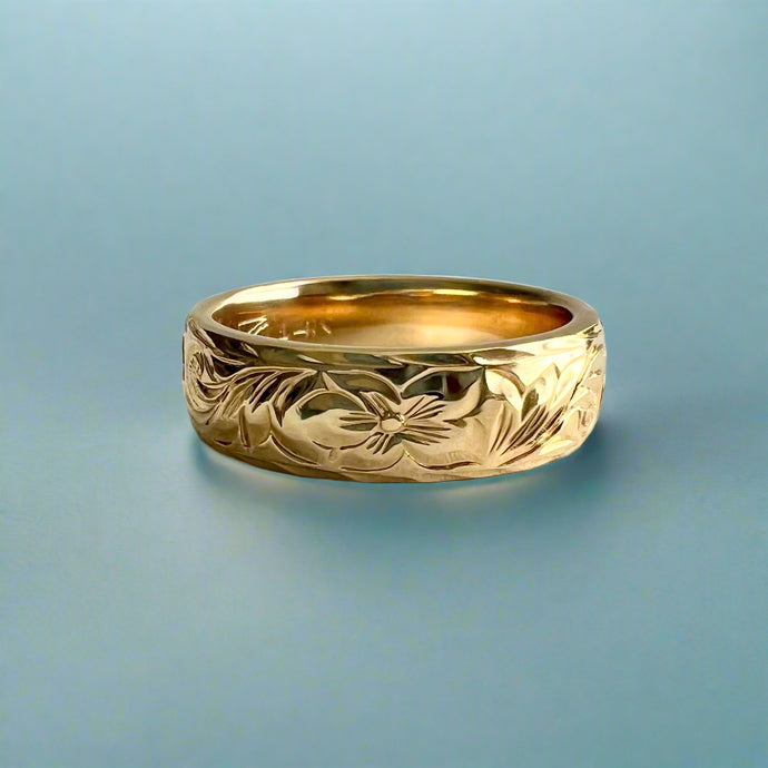 Ring size 7 3/8. Old English with 2x Hibiscus. Rope border.