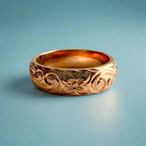 Ring size 8. Old English with 2x 4-leaf Hibiscus. Rope border.