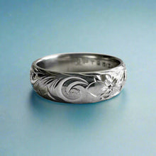 Load image into Gallery viewer, Ring size 8. Old English with 2x Hibiscus. Rope border.

