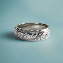 Load image into Gallery viewer, Ring size 8 3/8. Old English with 2x Plumeria w/4 Leaves. Rope border.
