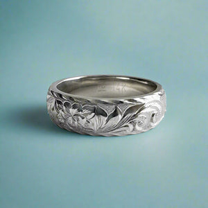 Ring size 8 3/8. Old English with 2x Plumeria w/4 Leaves. Rope border.