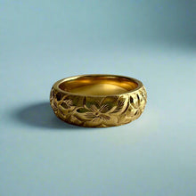 Load image into Gallery viewer, Plumeria, Hibiscus &amp; Old English 6mm Hawaiian Ring in 18K Yellow Gold

