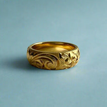 Load image into Gallery viewer, Plumeria, Hibiscus &amp; Old English 6mm Hawaiian Ring in 18K Yellow Gold
