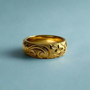 Plumeria, Hibiscus & Old English 6mm Hawaiian Ring in 18K Yellow Gold