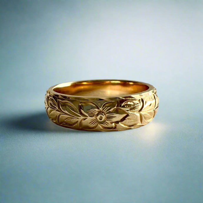 Maile & Hibiscus 6mm Ring in 14K Yellow Gold in size 9 1/8