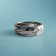 Load image into Gallery viewer, Maile &amp; Hibiscus 6mm Ring in 14K White Gold in size 6 1/8
