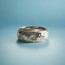 Load image into Gallery viewer, Maile &amp; Hibiscus 6mm Ring in Platinum in size 4 3/4
