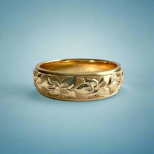 Load image into Gallery viewer, Hibiscus All Around 6mm Hawaiian Ring in 14K Yellow Gold in size 8 1/2
