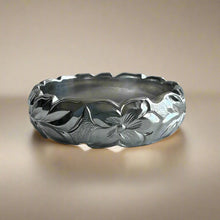 Load image into Gallery viewer, Scalloped Shiny Maile with Hibiscus 6mm Ring in Platinum
