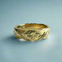Load image into Gallery viewer, Scalloped La Hoomanao Hibiscus &amp; Plumeria 6mm Ring in 14K Green Gold in size 8
