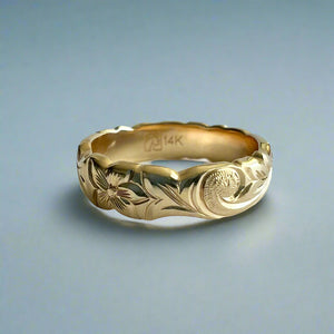 Scalloped Old English & Hibiscus 6mm Ring in 14K Yellow Gold in size 10 1/8