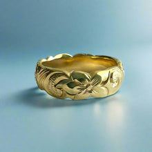 Load image into Gallery viewer, Scalloped Old English &amp; Hibiscus 6mm Ring in 18K Yellow Gold in size 6 1/2
