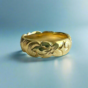 Scalloped Old English & Hibiscus 6mm Ring in 18K Yellow Gold in size 6 1/2