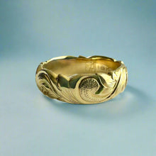 Load image into Gallery viewer, Scalloped Old English &amp; Hibiscus 6mm Ring in 18K Yellow Gold in size 6 1/2
