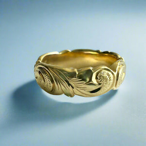 Scalloped Old English & Hibiscus 6mm Ring in 18K Yellow Gold in size 6 1/2