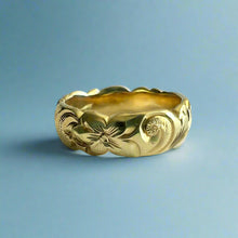 Load image into Gallery viewer, Scalloped Old English &amp; Hibiscus 6mm Ring in 18K Yellow Gold in size 6 1/2
