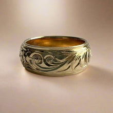 Load image into Gallery viewer, Hawaiian Old English &amp; Hibiscus 8mm Ring
