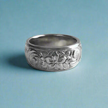 Load image into Gallery viewer, Old English, Plumeria &amp; Hibiscus with Four Leaves 8mm Hawaiian Ring in 14K White Gold in size 6 1/4
