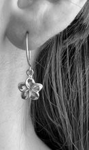 Load image into Gallery viewer, Hawaiian Flower Earring
