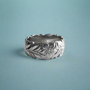 Scalloped Shiny Maile & Hibiscus with Diamonds 8mm Ring in 18K White Gold in size 6 3/4
