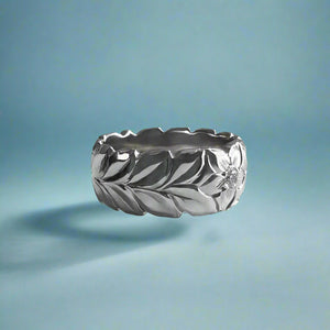 Scalloped Shiny Maile & Hibiscus with Diamonds 8mm Ring in 18K White Gold in size 6 3/4