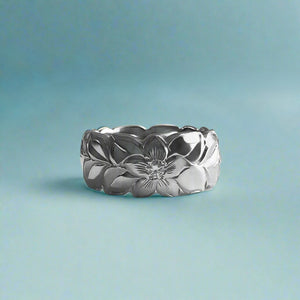 Scalloped Shiny Maile & Hibiscus with Diamonds 8mm Ring in 18K White Gold in size 6 3/4
