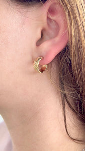 Model wearing Scalloped 6mm Old English Hoop Earrings in 14K Yellow Gold