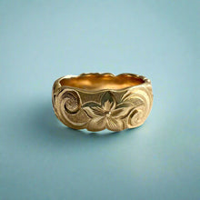 Load image into Gallery viewer, Scalloped Old English with Turtle &amp; Hibiscus 8mm Ring in 14K Yellow Gold in size 7
