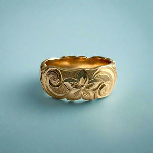 Scalloped Old English with Turtle & Hibiscus 8mm Ring in 14K Yellow Gold in size 7