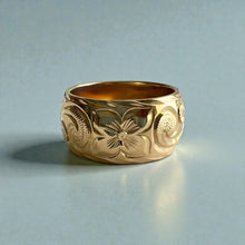 Load image into Gallery viewer, Old English &amp; Hibiscus 10mm Ring in 14K Yellow Gold in size 7 1/4
