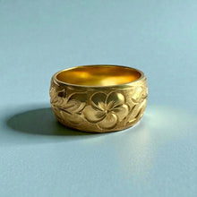 Load image into Gallery viewer, Maile &amp; Plumeria 10mm Ring in 18K Green Gold in size 9
