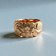 Load image into Gallery viewer, Scalloped Old English &amp; Hibiscus 10mm Ring in 14K Pink Gold in size 8
