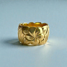 Load image into Gallery viewer, Scalloped Old English &amp; Plumeria with four  Leaves 12mm Ring in 18K Yellow Gold in size 7 1/8
