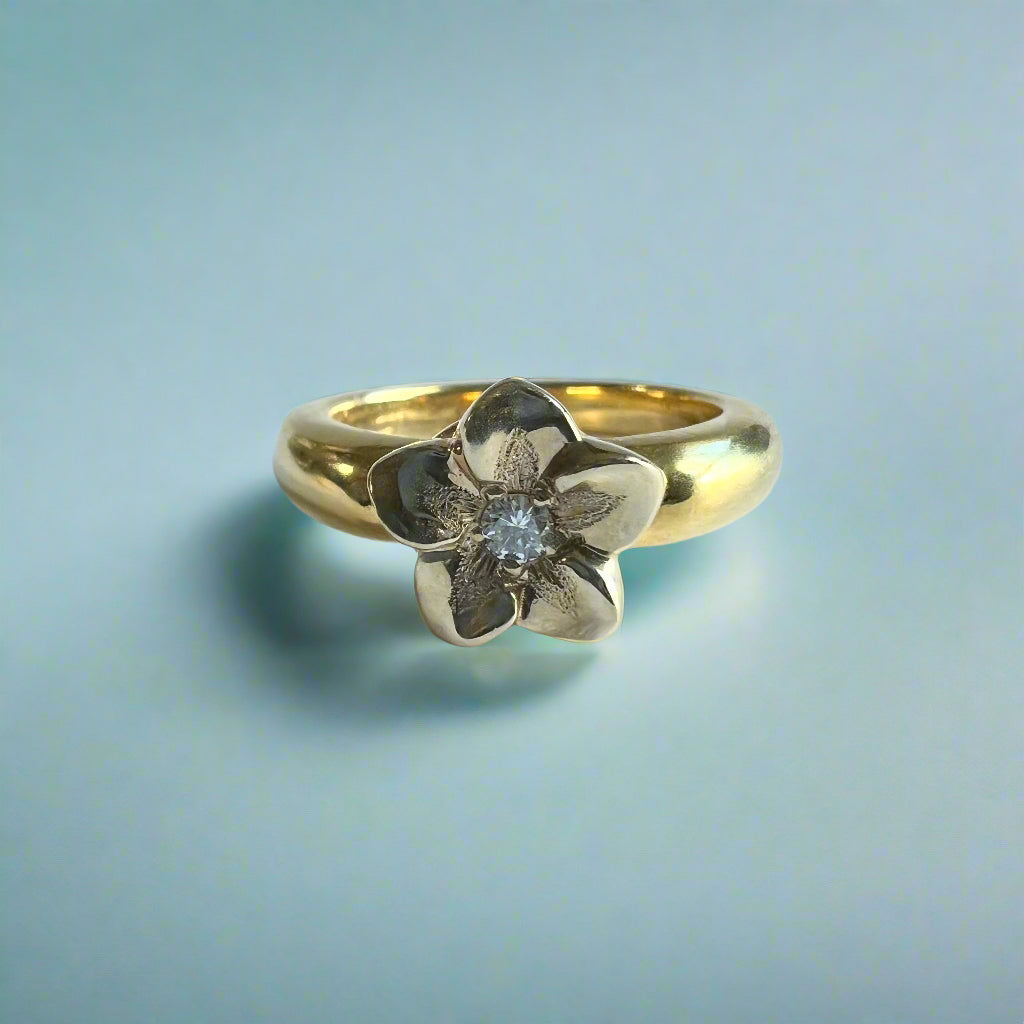 Two-tone Simply Romantic Ring with Diamond in 18K Gold