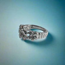 Load image into Gallery viewer, Scalloped Three Plumeria with Ridge Hawaiian Flower Ring in 14K White Gold
