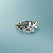 Load image into Gallery viewer, Scalloped Three Plumeria with Ridge Hawaiian Flower Ring in 14K White Gold
