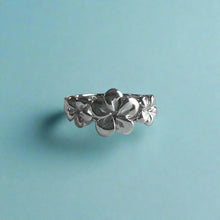 Load image into Gallery viewer, Scalloped Three Plumeria with Ridge Hawaiian Flower Ring in 14K White Gold
