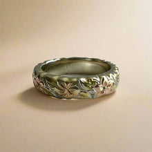 Load image into Gallery viewer, Tri-Color Scalloped Haku Lei 4mm Ring in Gold 
