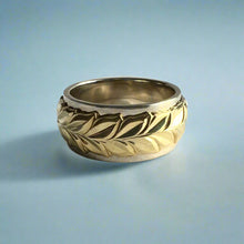 Load image into Gallery viewer, Two-Tone Scalloped Top Maile 10mm Ring in 14K White &amp; Green Gold
