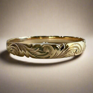 Scalloped Old English & Hibiscus 8mm Bangle Bracelet in 14K Yellow Gold