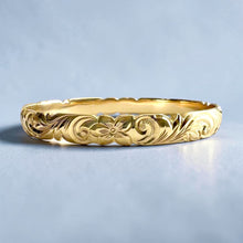 Load image into Gallery viewer, Scalloped Old English &amp; 2x Hibiscus 8mm Bangle Bracelet in 14K Yellow Gold in size 7 1/2
