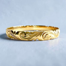 Load image into Gallery viewer, Scalloped Old English &amp; 2x Hibiscus 8mm Bangle Bracelet in 14K Yellow Gold in size 7 1/2
