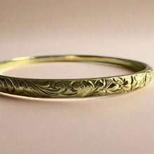 Load image into Gallery viewer, Old English &amp; Hibiscus 4mm Bangle Bracelet in 18K Yellow Gold
