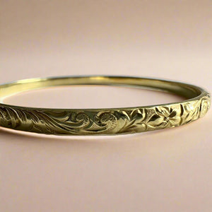 Old English & Hibiscus 4mm Bangle Bracelet in 18K Yellow Gold