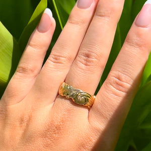 Scalloped Old English All Around 8mm Hawaiian Ring in 14K Yellow Gold in size 10