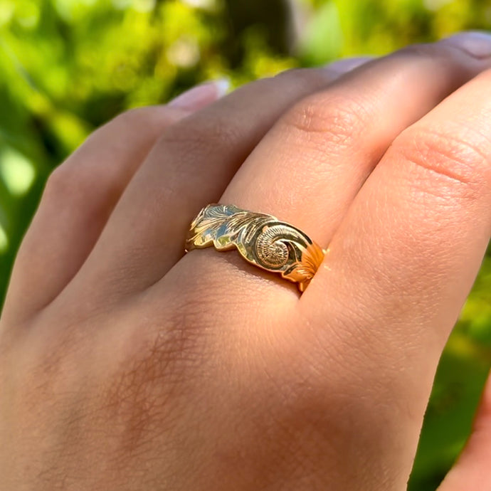 Scalloped Old English All Around 8mm Hawaiian Ring in 14K Yellow Gold in size 10