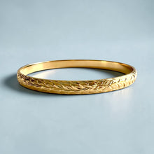 Load image into Gallery viewer, Maile &amp; Hibiscus 6mm "Kuuipo" Bangle Bracelet in 14K Yellow Gold in size 7 1/2
