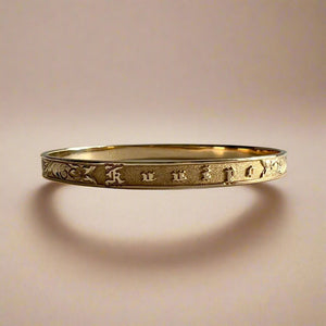 Raised Old English & Hibiscus 6mm "Kuuipo" Flat Bangle Bracelet in 14K Yellow Gold