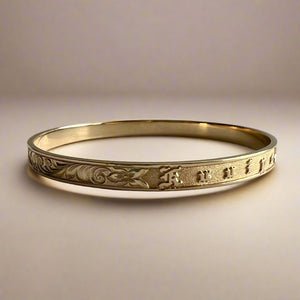 Raised Old English & Hibiscus 6mm "Kuuipo" Flat Bangle Bracelet in 14K Yellow Gold